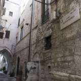 Il nostro viaggio comincia da strada San Giuseppe: sulla sinistra incontriamo l'arco d'ingresso della corte Notar Morea, il cui nome deriva dal notaio che vi dimor� nel 700